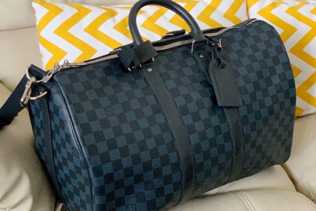 Traveling bag Louis Vuitton Available now .. Hurry up and don't miss our  new collection ♥️