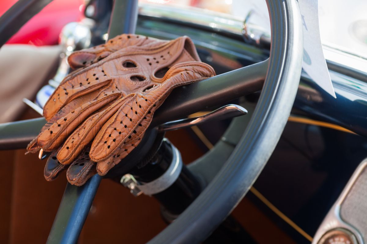 Why Zippered Leather Driving Gloves Are a Must-Have for Every Driver